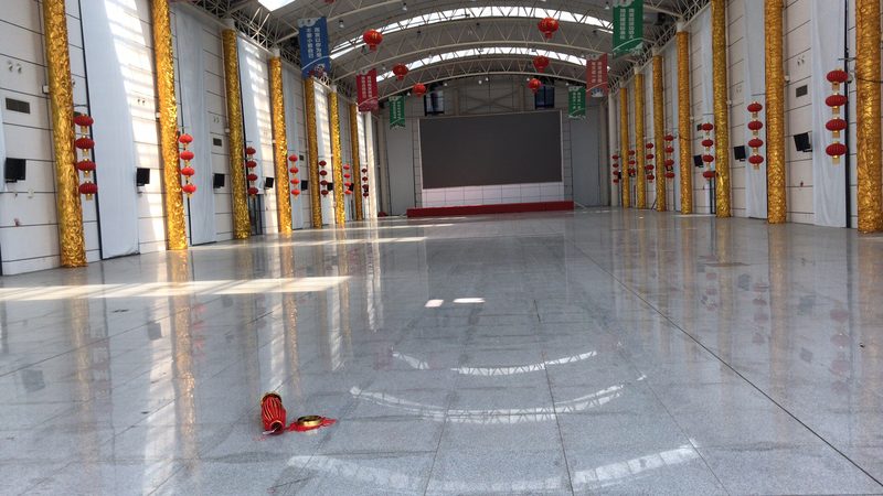 餐饮店门头招牌是顾客的第一印象，其设计应遵循以下原则：